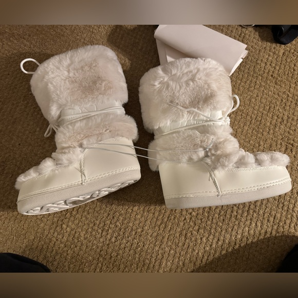 Forever 21 Cream Fur Hello Kitty Boots - Picture 2 of 4